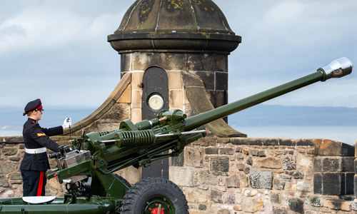 Bombardier Michaela Mawson firing the One o'clock Gun