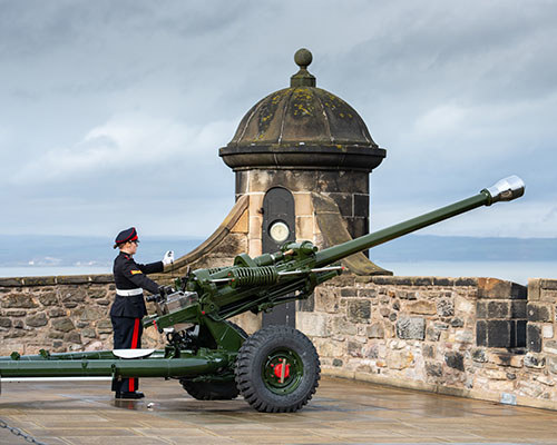 Bombardier Michaela Mawson firing the One o'clock Gun